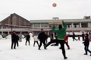 雪上でソフトバレーボールをしている様子の画像