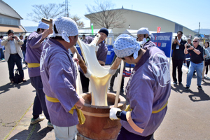 東山五人杵搗餅保存会による餅つきの画像