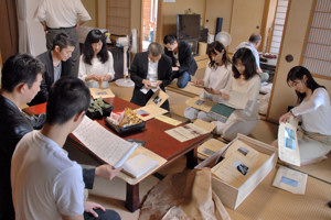 遺品を拝見する出演者の画像