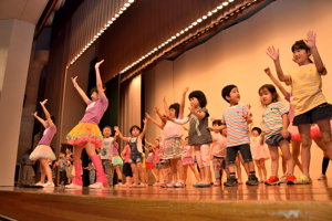 NPSと一緒にダンスをする子どもたちの画像