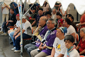 利用者のダンスを見る谷井市長の画像