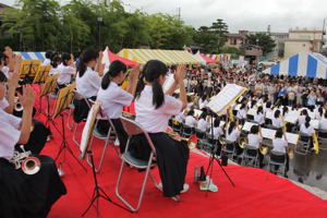 演奏を披露する吹奏楽部の画像