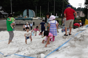 雪山宝探しに参加する子どもたちの画像