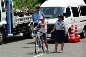 自転車の安全運転の指導を受ける児童の画像