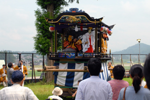 二荒神社境内で巫女爺を披露している画像