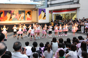 ダンスを披露する子どもたちの画像