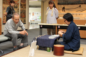 苧績み（おうみ）の実演をしている画像