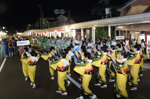 列を作って民謡流しを踊る参加者の画像