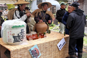 むじな焼酎を飲む来場者の画像