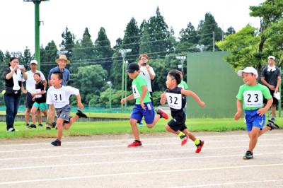 小学1・2年生男子が50メートル走をしている画像