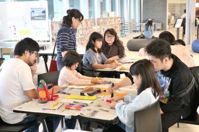 4組の親子がメッセージシートを作っている画像
