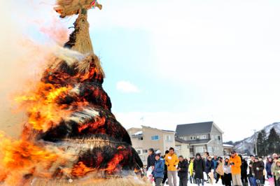 元中後なさいの神会場で燃える藁の塔を見つめる市民の方々の画像