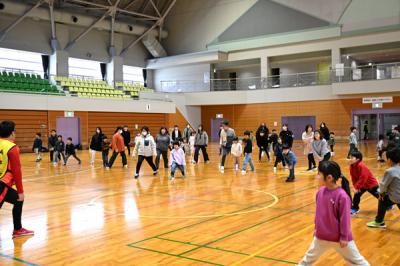 ストレッチをする参加者の画像