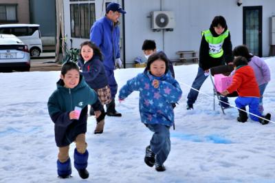 幼児レースで走る子どもたちの画像