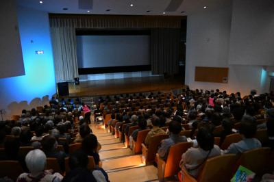 映画が始まる直前のホールの画像