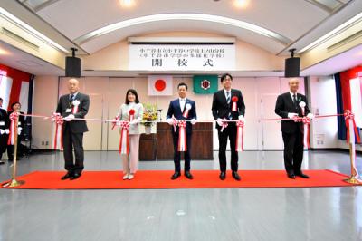 学びの多様化学校開港記念のテープカットの画像