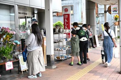 商店街のマルシェを見る来場者の画像