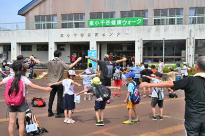 開会式のラジオ体操をするおおぜいの参加者の画像