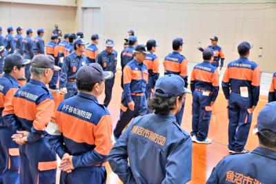 小千谷市と魚沼市の消防団員が整列して訓練をしている様子