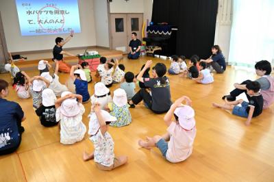 花火教室で学んだことのクイズに答える園児の写真