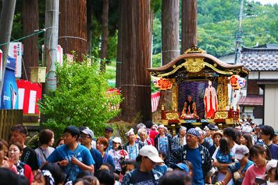 伝統祭り屋台曳き廻しの画像
