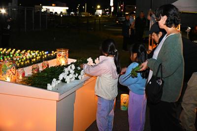 献花している市民の画像